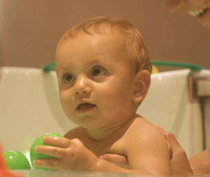 La importancia de la estimulación acuática temprana en bebés